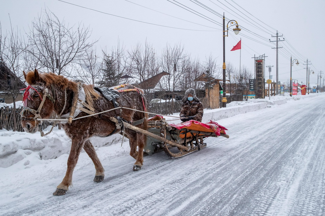 1月12日，在黑龍江省漠河市北紅村內，村民前往江畔等待游客。新華社記者 張濤 攝
