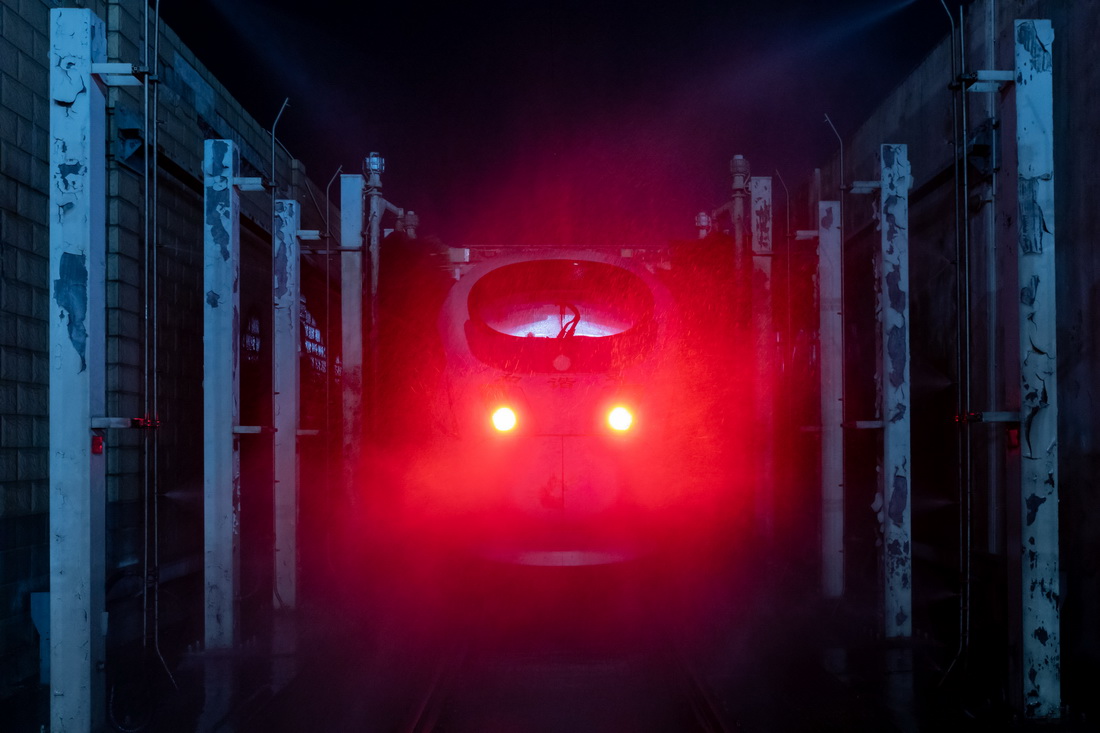 2月1日凌晨0時許，在南翔動車運用所，DJ7716次高鐵確認列車在入庫前進行機械化清洗作業。