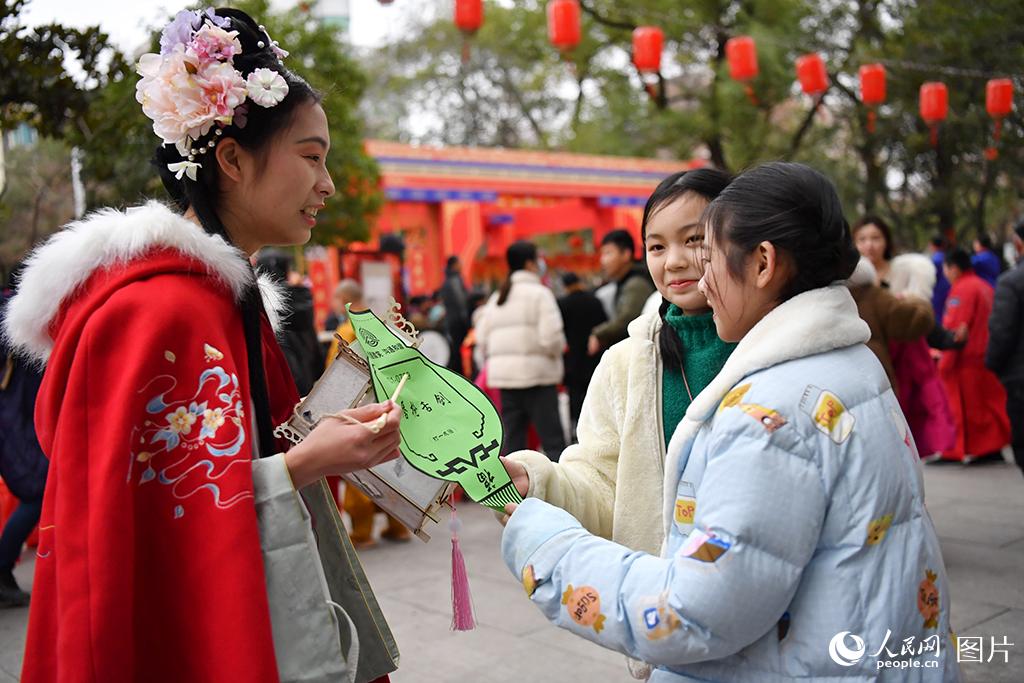 22ڽϲаٻ޵ġʷz[ԪӬFڲiW rz