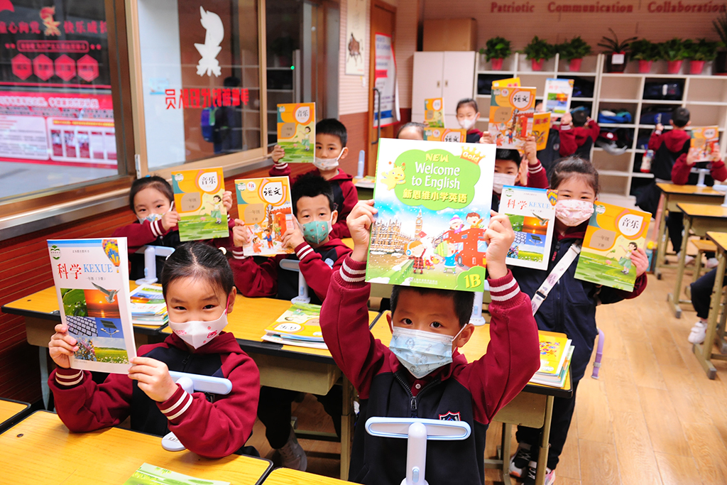 2月7日，河北省石家莊外國語教育集團小學部的同學收到了新書，開心極了！人民網 周博攝