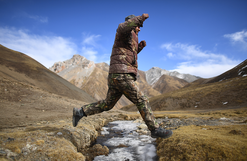 2月22日，更求曲朋在昂賽大峽谷內巡護。新華社記者 張宏祥 攝