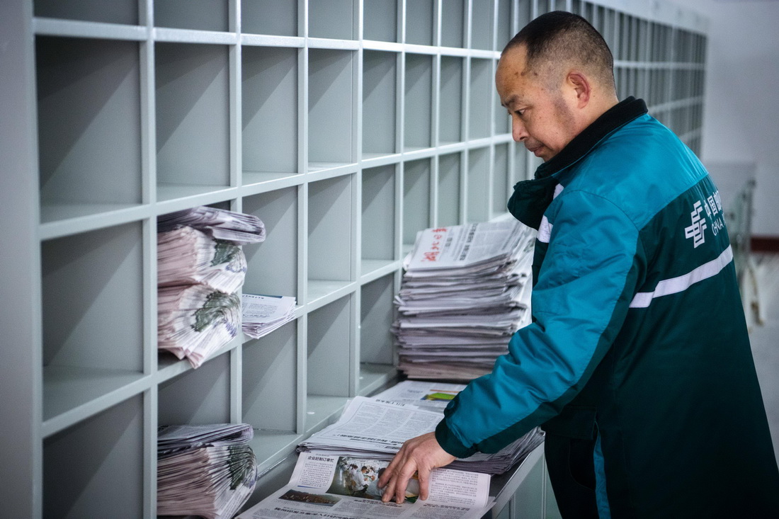 2月23日，陳祖章在分揀報紙。