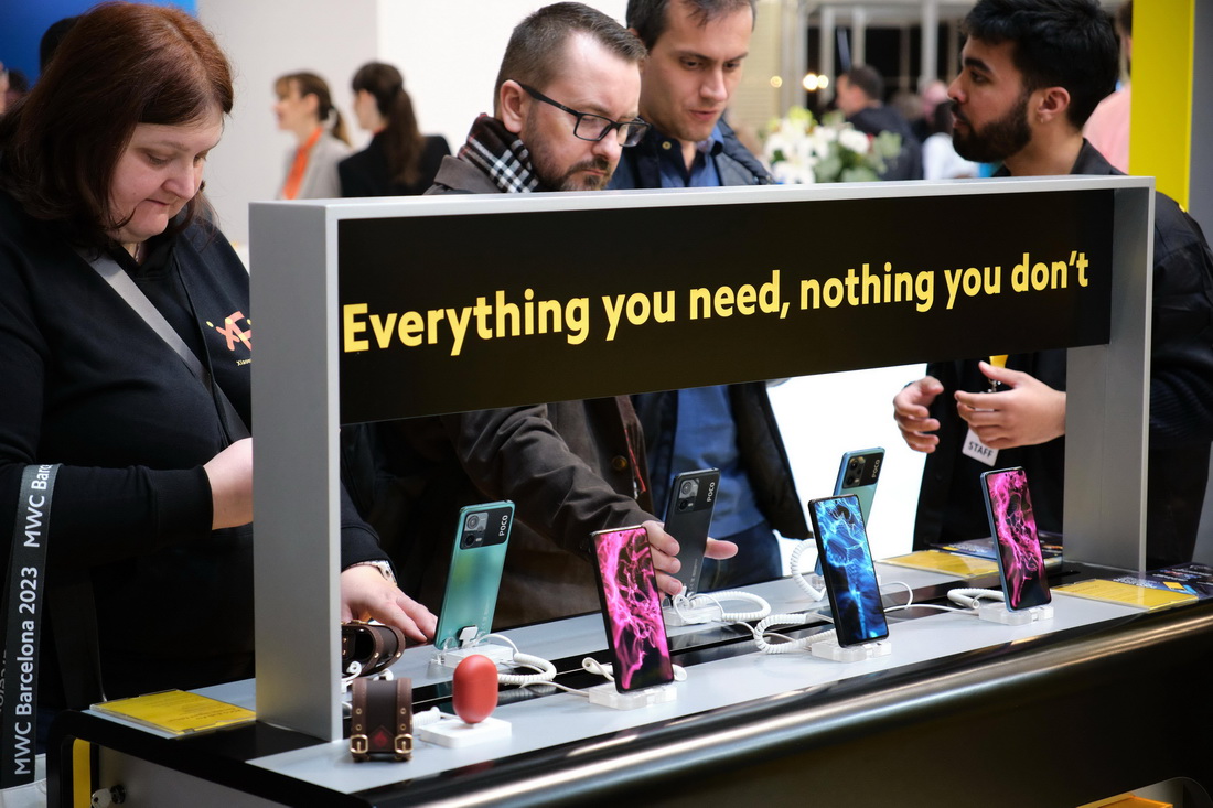 2月27日，參觀者在西班牙巴塞羅那舉行的世界移動通信大會上體驗智能手機。