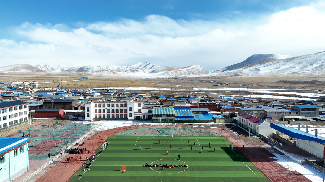 3月1日，在玉樹州曲麻萊縣，曲麻萊縣第一完全小學學生在足球課上（無人機照片）。