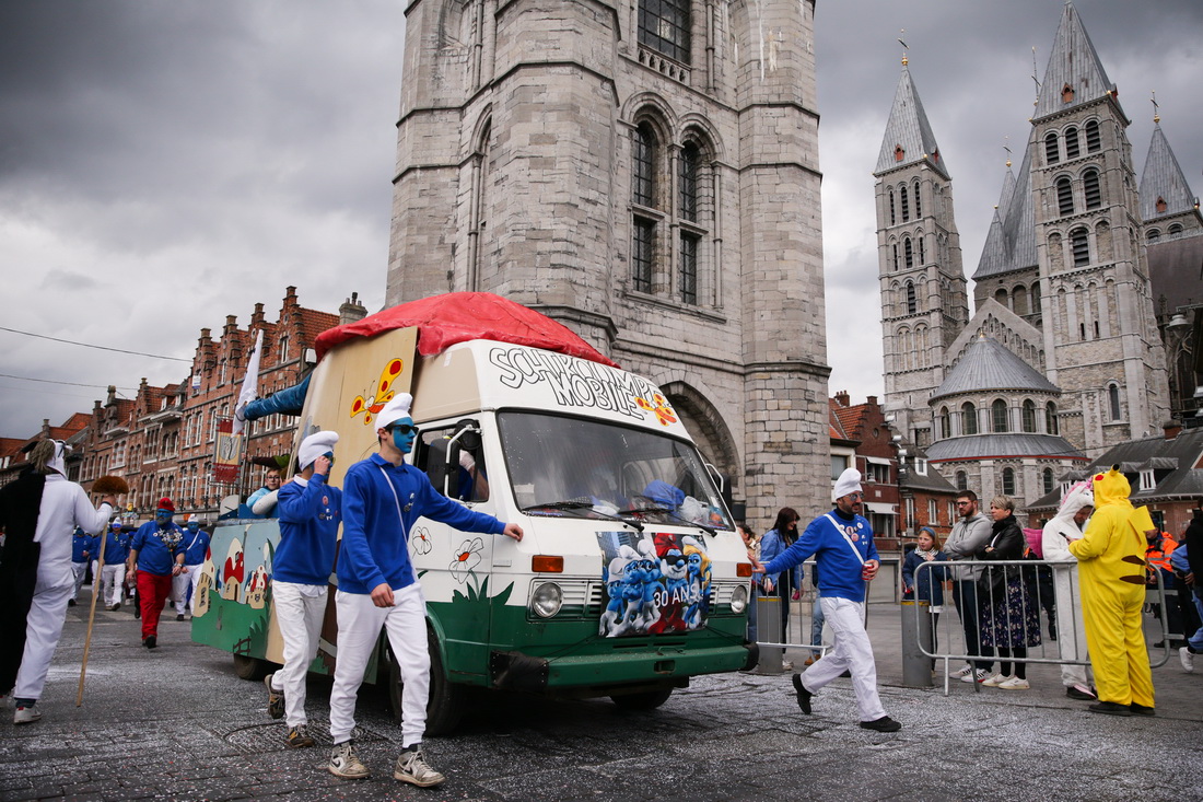 3月18日，人們打扮成藍精靈在比利時圖爾奈參加狂歡節。