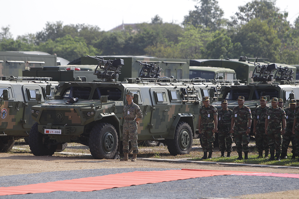 這是3月23日在柬埔寨王家軍某訓練基地拍攝的參加中柬“金龍-2023”聯演的軍人和裝備。