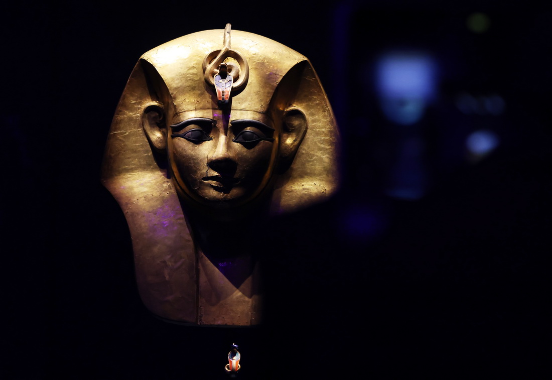 這是4月6日在法國巴黎拍攝的法老木質鍍金面罩。