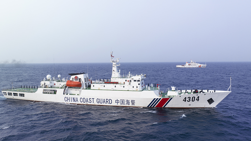 中國海警4304艦編隊與越南海警8004艦編隊沿中越北部灣分界線進行巡邏（4月11日攝，無人機照片）。新華社發（黃星朝 攝）