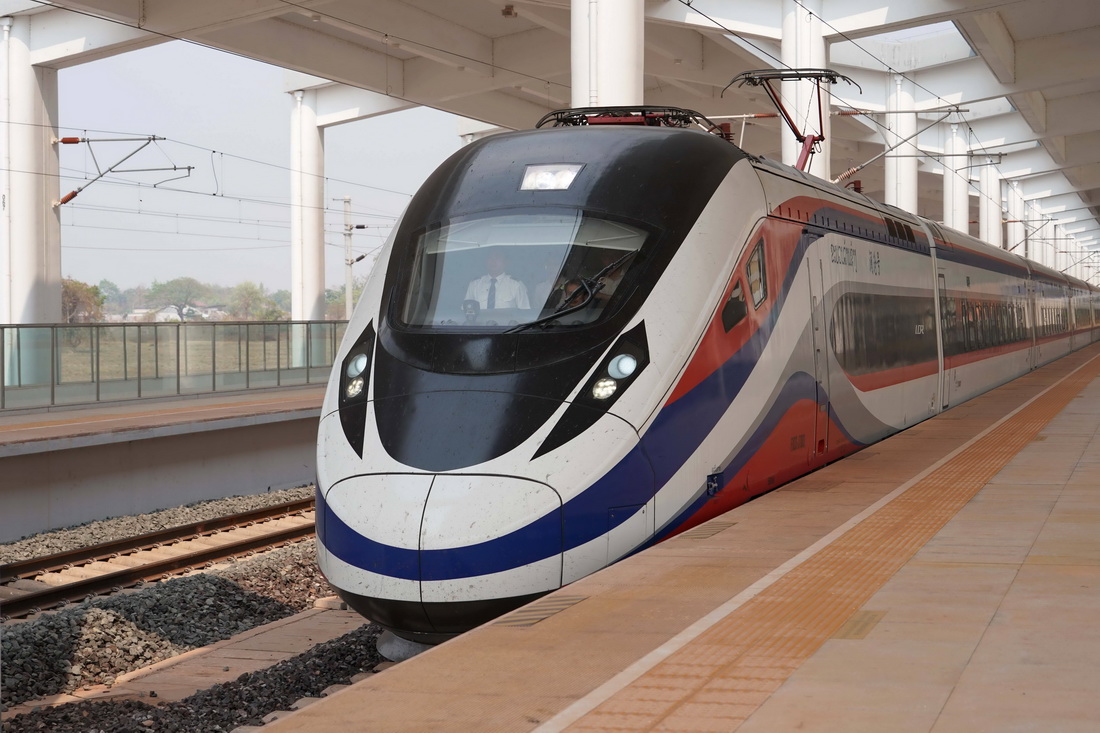 4月15日，中老鐵路列車駛出老撾萬象站。