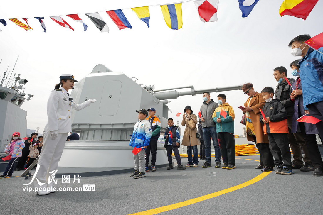 4月22日，海軍煙臺艦上官兵向市民介紹艦上武器裝備。