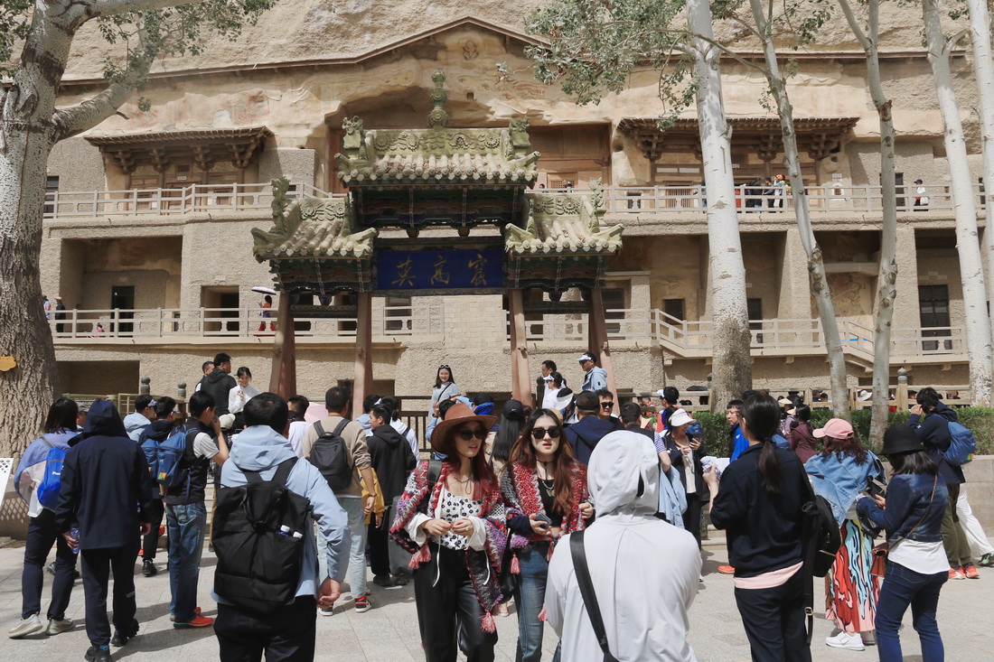 游客在莫高窟游覽（5月2日攝）。新華社發（張曉亮 攝）