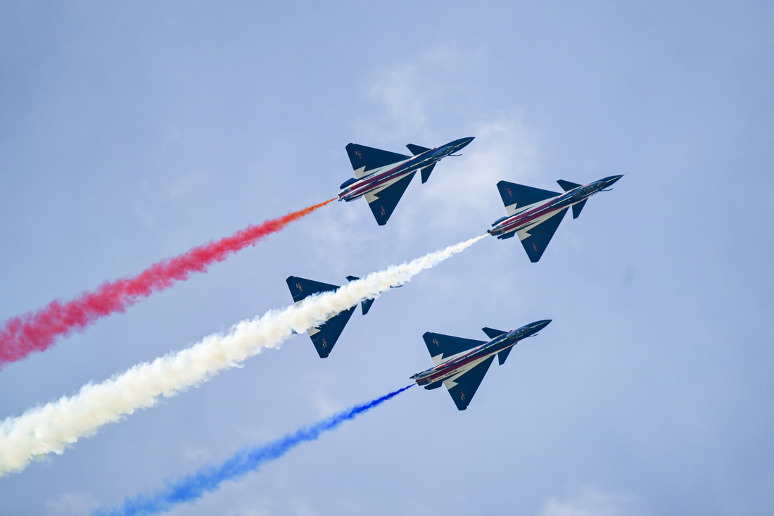 5月25日，中國空軍八一飛行表演隊在馬來西亞蘭卡威進行飛行表演。