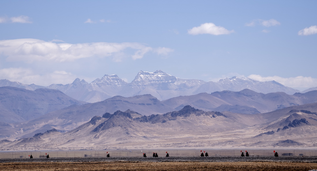 6月2日，護邊聯防隊隊員騎著摩托車前往33號界樁巡邏。新華社記者 費茂華 攝