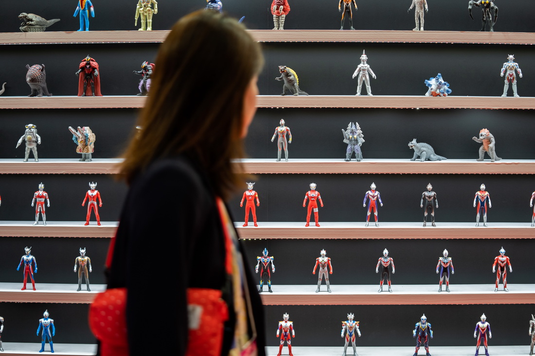 6月8日，參觀者在日本東京玩具展上參觀展出的玩具。