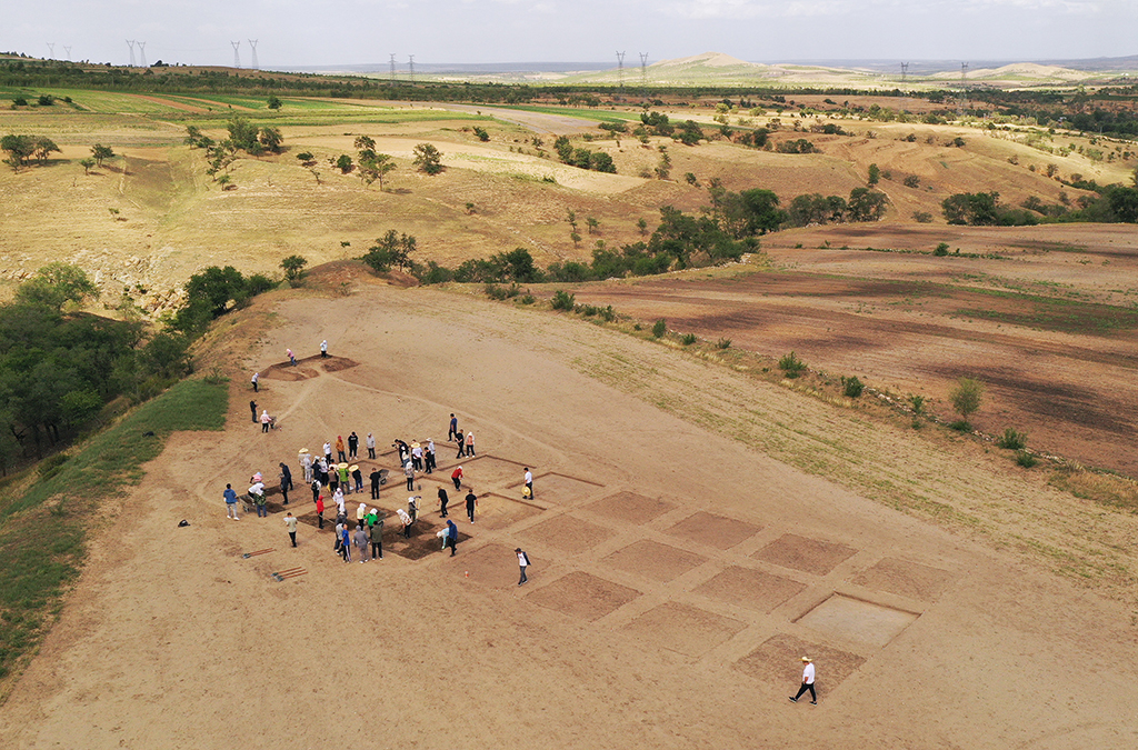 俯瞰敖漢西大梁遺址發掘現場（7月5日攝，無人機照片）。新華社記者 李賀 攝