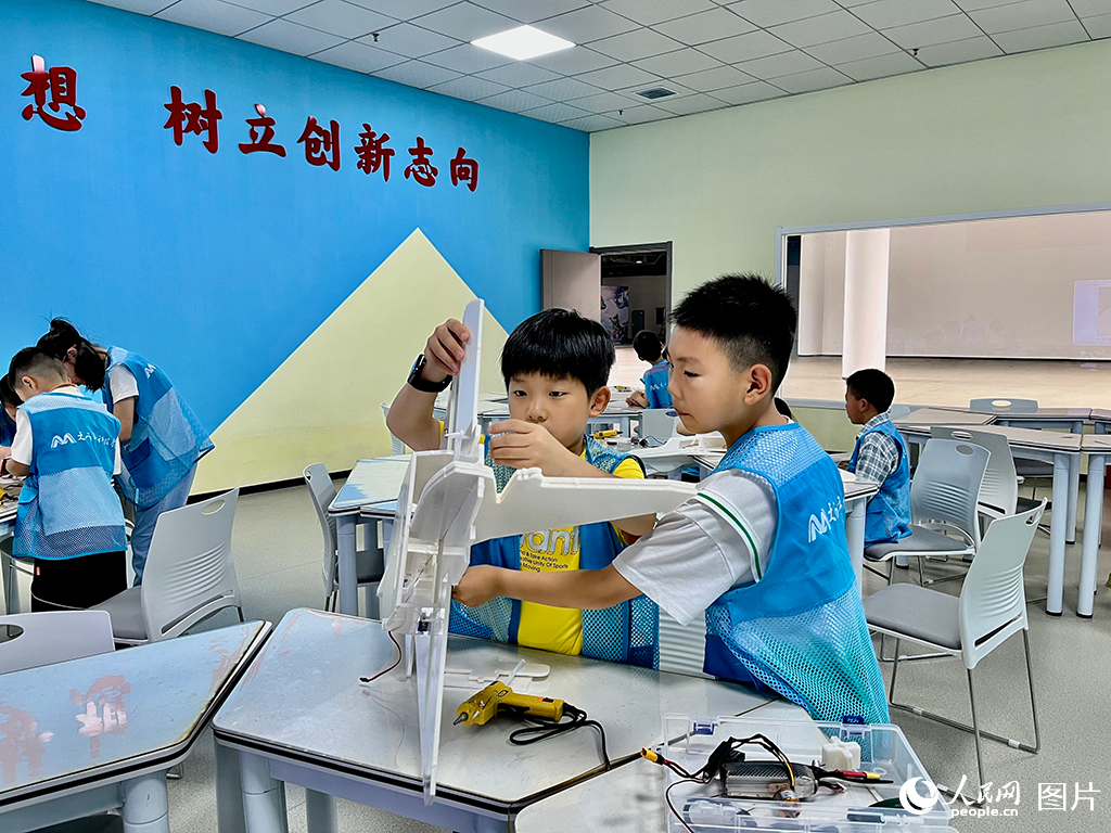 7月14日，湖北天門市科技館開展暑期小小科學家“創夢實驗室”主題科普活動，孩子們樂享科技世界。人民網記者 張雋攝
