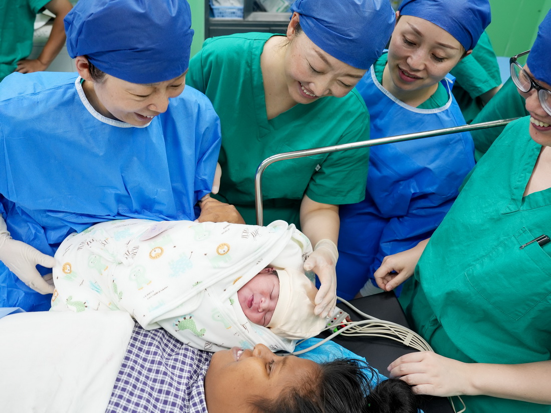 中國海軍“和平方舟”號醫院船在基里巴斯為29歲的塔拉瓦居民德阿瑞接生了一名“和平寶寶”（7月16日攝）。新華社發（劉偉 攝）