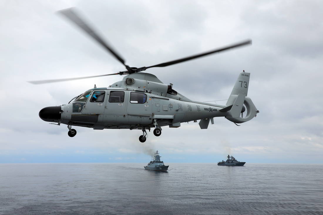 7月20日，在日本海某海域進行的“北部·聯合-2023”演習中，中國海軍齊齊哈爾艦艦載直升機起飛警戒。新華社發（張海龍 攝）