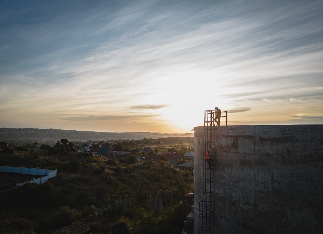 6月12日，凱爾文與同事在坦桑尼亞姆萬扎省布斯韋盧檢查供水項目高位蓄水池（無人機照片）。