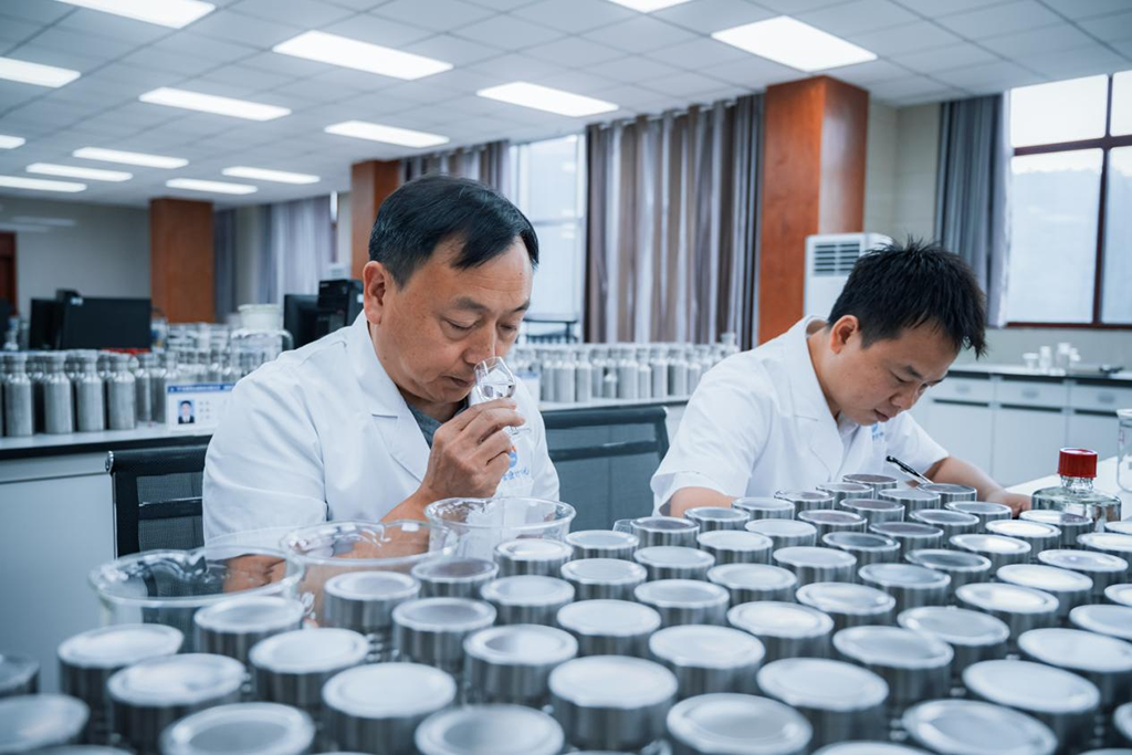 首席勾兌師王剛在進行茅臺酒的小型勾兌 邱活攝