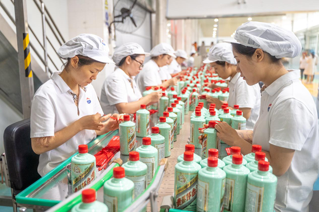 包裝車間工人在拴絲帶 王海林攝