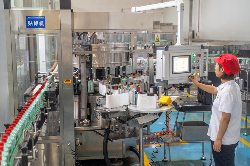 貼標機在快速轉動貼標 王海林攝