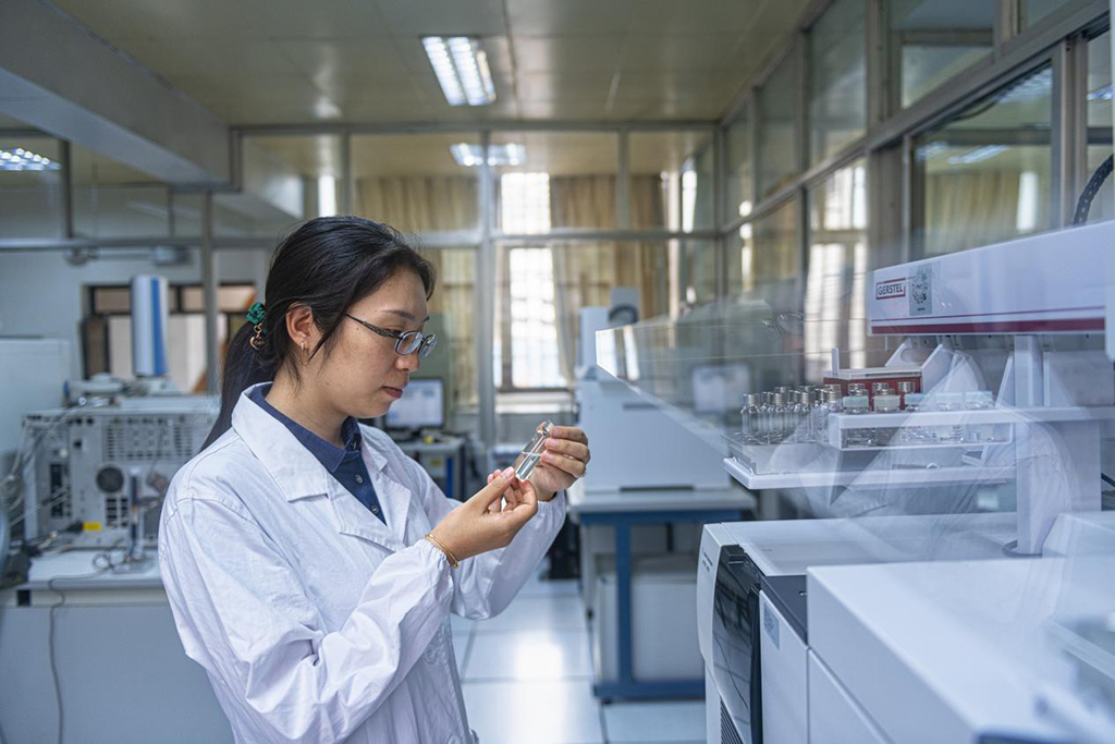 研究人員在用氣相色譜-質譜聯用儀做白酒風味物質分析 劉杰攝