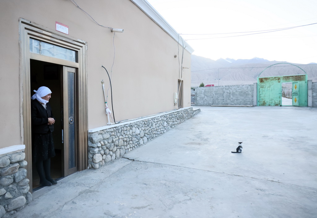 9月5日，拉齊尼的妻子阿米娜·阿力甫夏站在家門口。新華社記者 蘭紅光 攝