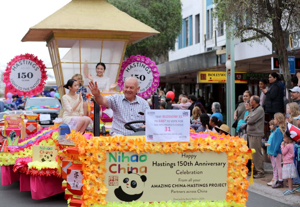 9月23日，在新西蘭黑斯廷斯的“迎春花車巡游日”活動中，黑斯廷斯市議員凱文·沃特金斯駕駛他與惠靈頓中國文化中心聯手設計的“你好！中國”旅游推介花車參與巡游。
