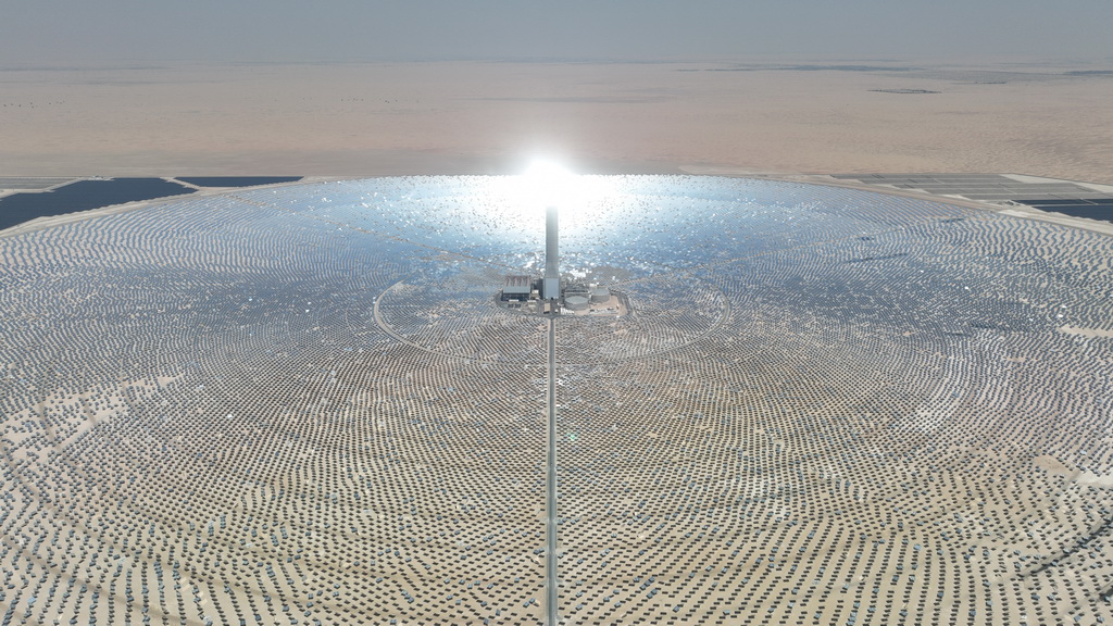 這是上海電氣迪拜光熱光伏復合項目（2023年7月25日攝，無人機照片）。