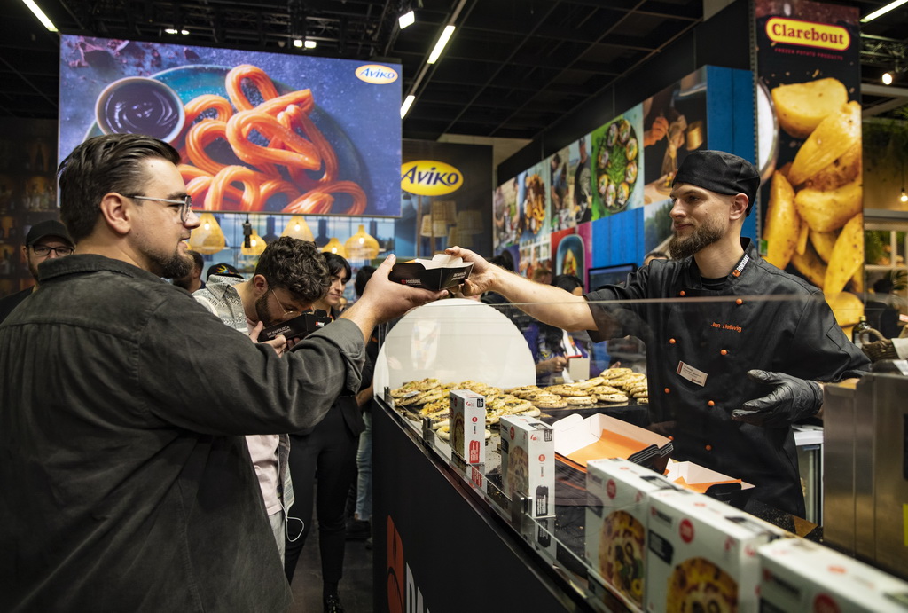 10月7日，參觀者在德國科隆國際食品博覽會上品嘗比薩。