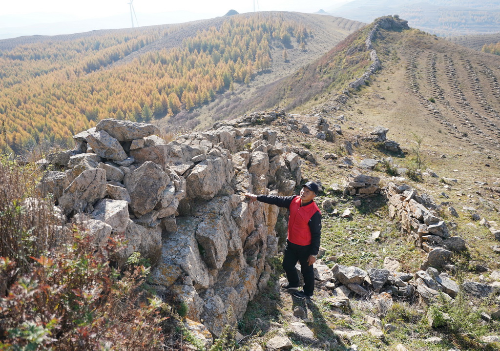 10月11日，關富軍在查看長城墻體。