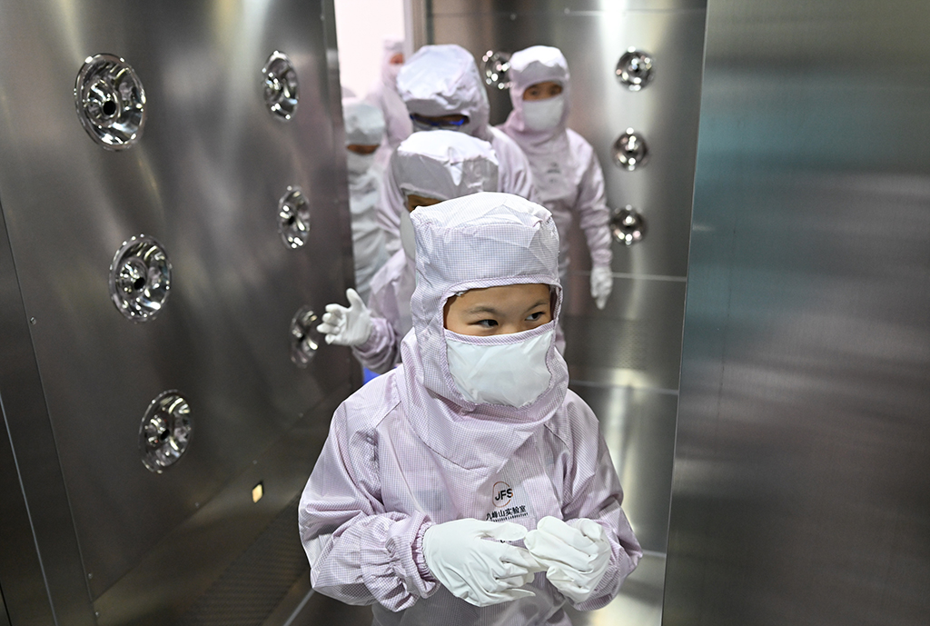 10月26日，學生準備進入半導體生產超凈間。