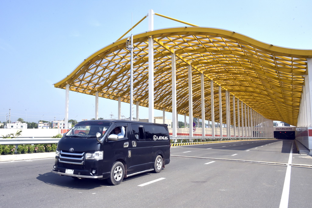 10月29日，在孟加拉國吉大港市，車輛通過卡納普里河底隧道。