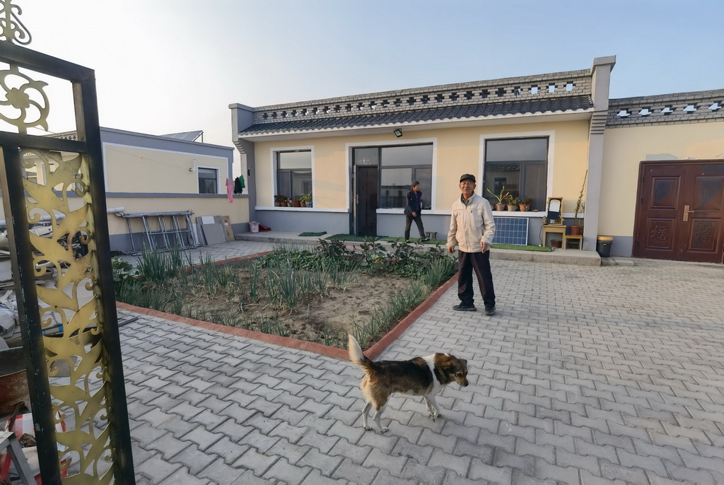 田家圪旦新村一處民居院落（9月24日，手機照片）。新華社記者 賈立君 攝