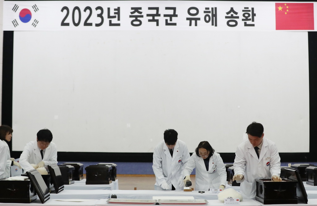 11月22日，在韓國仁川，韓方工作人員將志愿軍烈士遺骸入殮。新華社記者 姚琪琳 攝