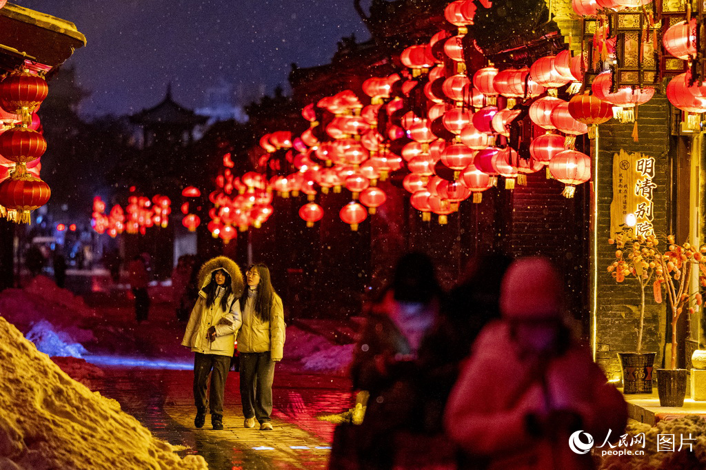 2023年1月15日，山西平遙古城的夜景迷人。人民網 盧鵬宇攝