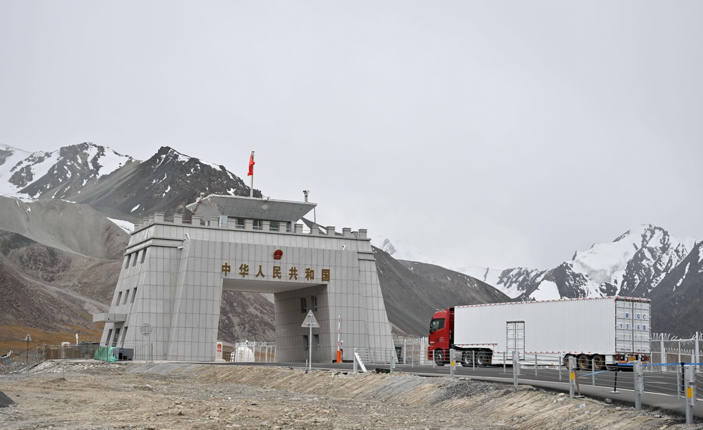2023年9月20日，一輛貨車經過紅其拉甫國門出境。新華社記者 李響 攝