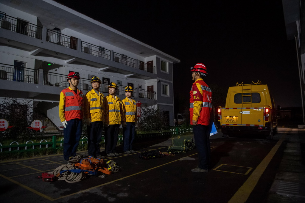 1月12日，在重慶供電段興隆場電力工區，何雪（左三）和母思琪（左四）所在的工區燈橋檢修小組在進行分工點名。
