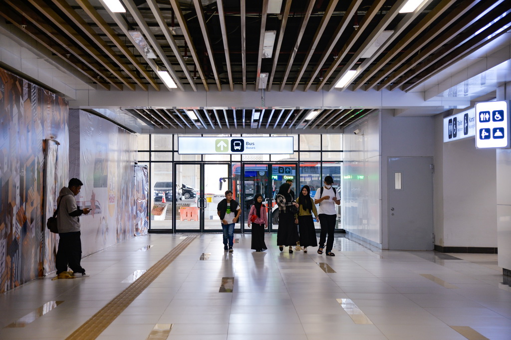 1月17日，在印度尼西亞雅加達哈利姆站，乘坐公交車抵達的乘客走進車站。