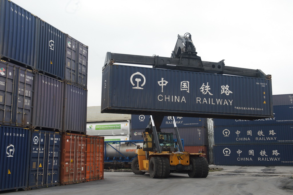 1月15日，在越南河內東英車站，吊車吊取集裝箱駛向中越班列準備進行裝車作業。