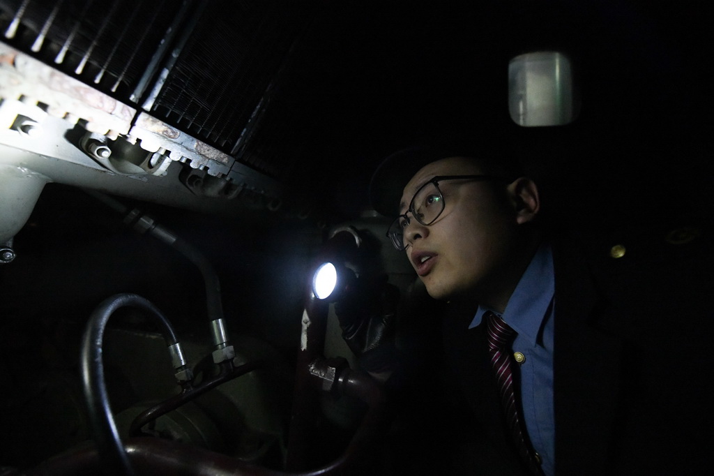 1月23日凌晨，在哈爾濱開至撫遠的K7065次列車上，機車副司機徐瑞南在機械間巡檢。新華社記者 王松 攝
