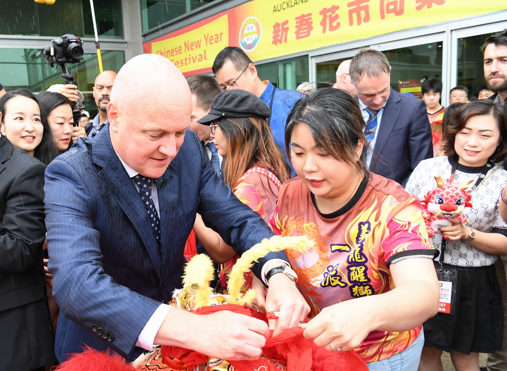 2月3日，新西蘭總理拉克森（前左）參加在奧克蘭舉行的“新春花市同樂日”活動，與數千名當地華人共迎龍年新春。這是拉克森去年11月就任總理以來首次參加當地華人社區大型活動。新華社記者 郭磊 攝