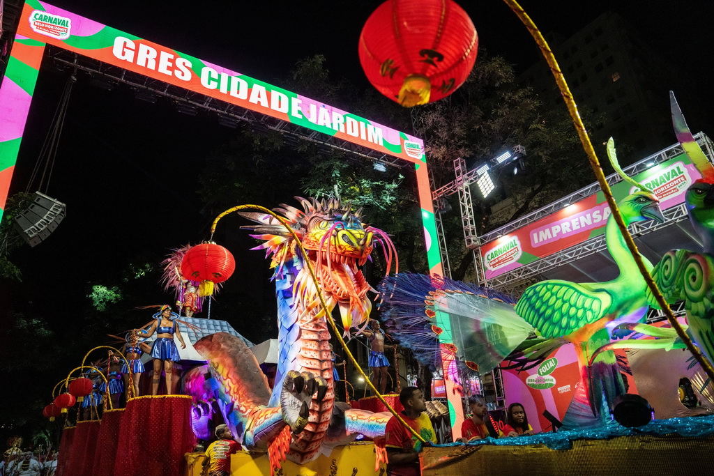 這是2月14日凌晨在巴西貝洛奧里藏特拍攝的“城市花園”舞校的花車。
