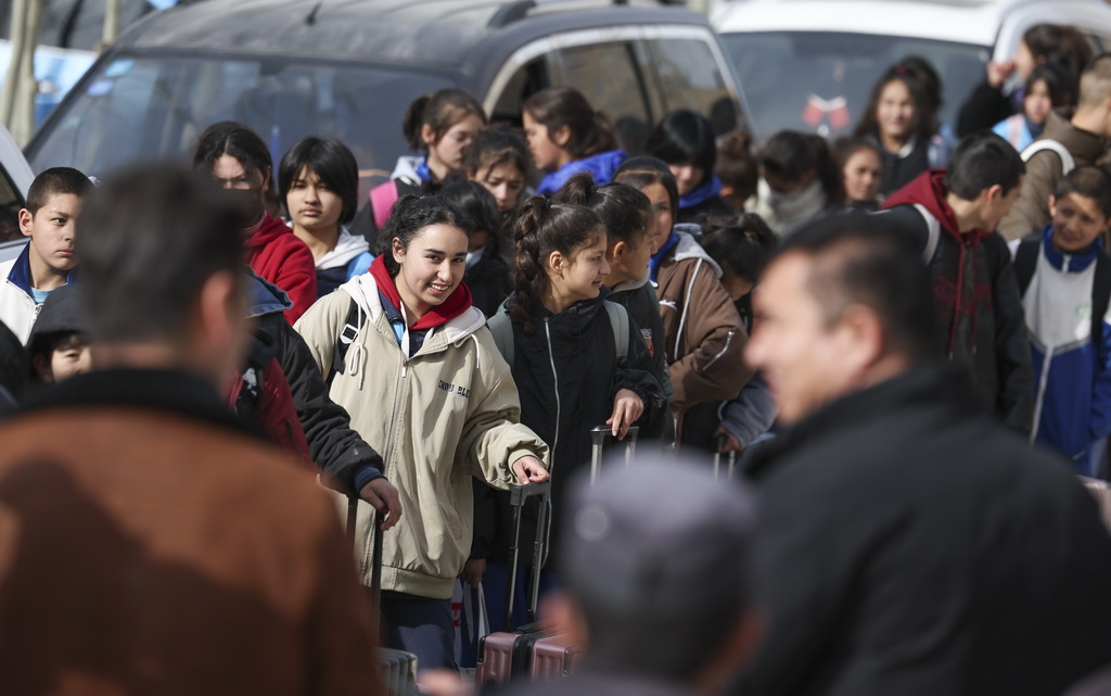 2月26日，即將返回縣城上學的初中生在西合休鄉帕合甫村排隊等候上車。