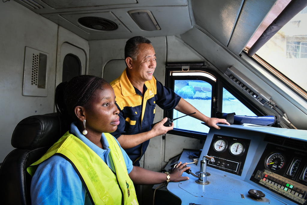 3月2日，在尼日利亞拉各斯的拉伊鐵路莫博拉吉·約翰遜火車站，中方指導司機魏汝軍與當地司機塞拉·阿比亞拉在駕駛室調整車輛，準備發車前往伊巴丹。新華社記者 韓旭 攝