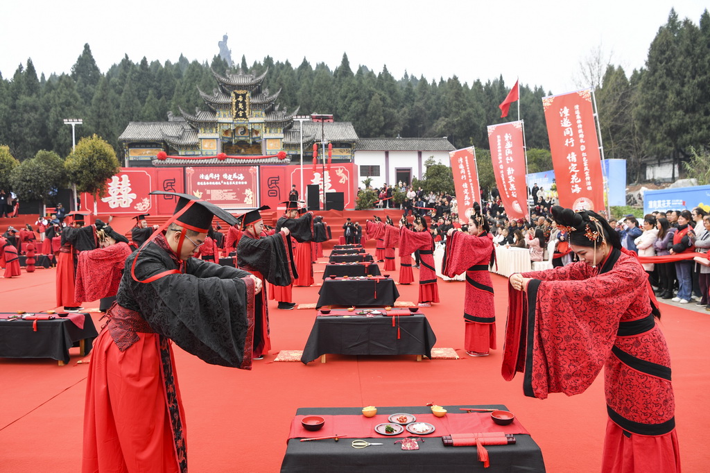 這是3月9日在重慶市潼南區崇龕鎮拍攝的傳統集體婚禮現場。