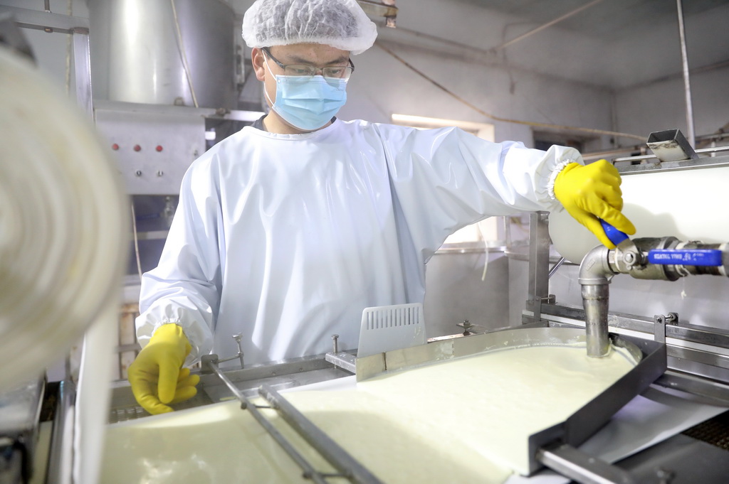 3月21日，工人在亮中橋鎮的昌圖紅瑞食品釀造有限公司車間內控制潑漿機器的開關。