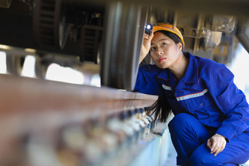 4月2日，在中老鐵路老撾萬象客整所，工作人員對“瀾滄號”動車組列車進行檢修作業。