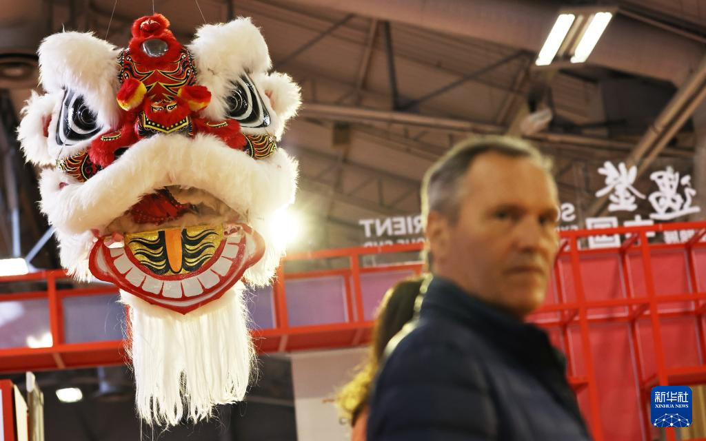 5月1日，在法國巴黎國際博覽會上，人們在“遇鑒中國”中華文化主題展上參觀。新華社記者 高靜 攝